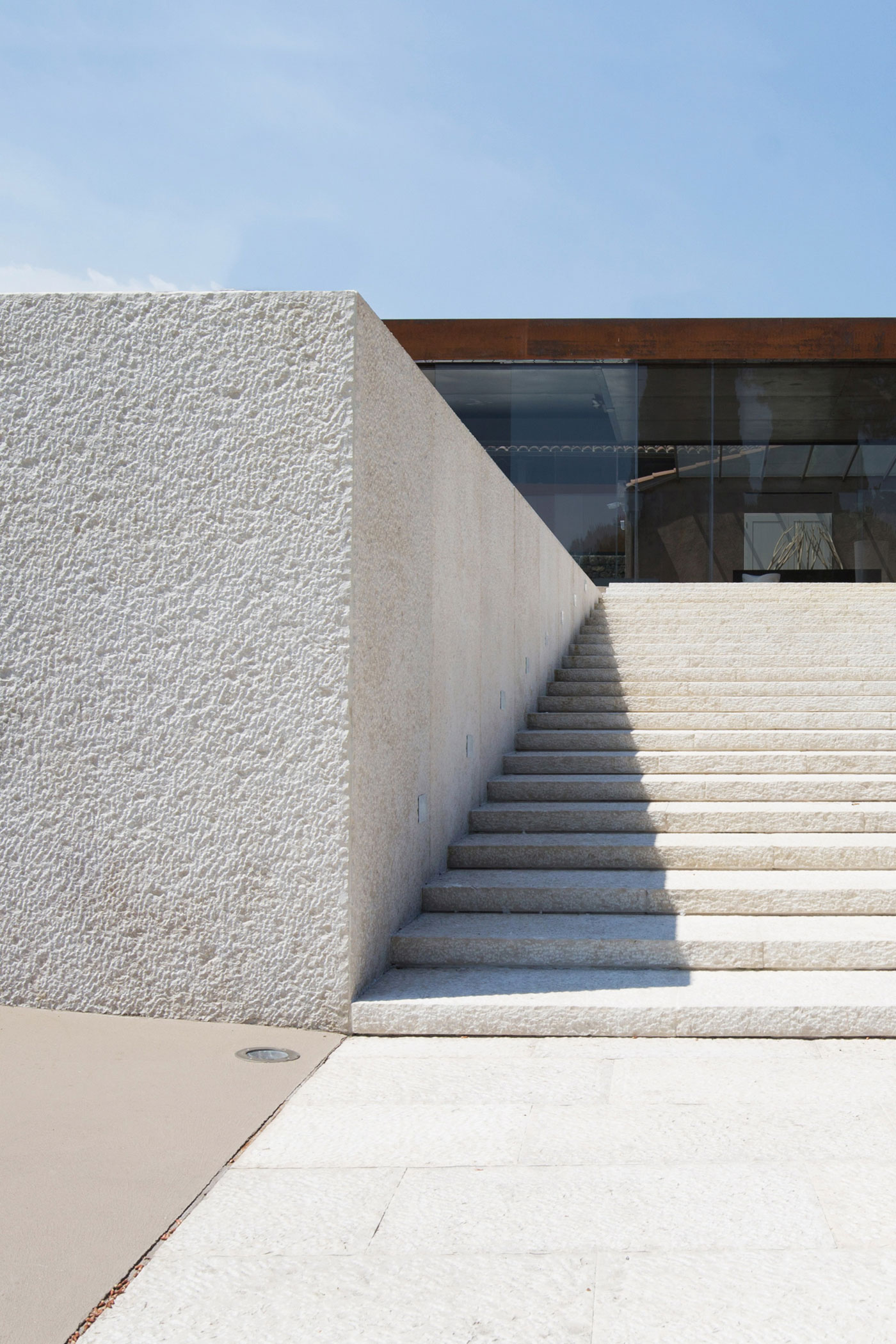 A Spacious Contemporary Home with Large Infinity Pool in Viagrande, Italy by ACA Amore Campione Architettura (15)