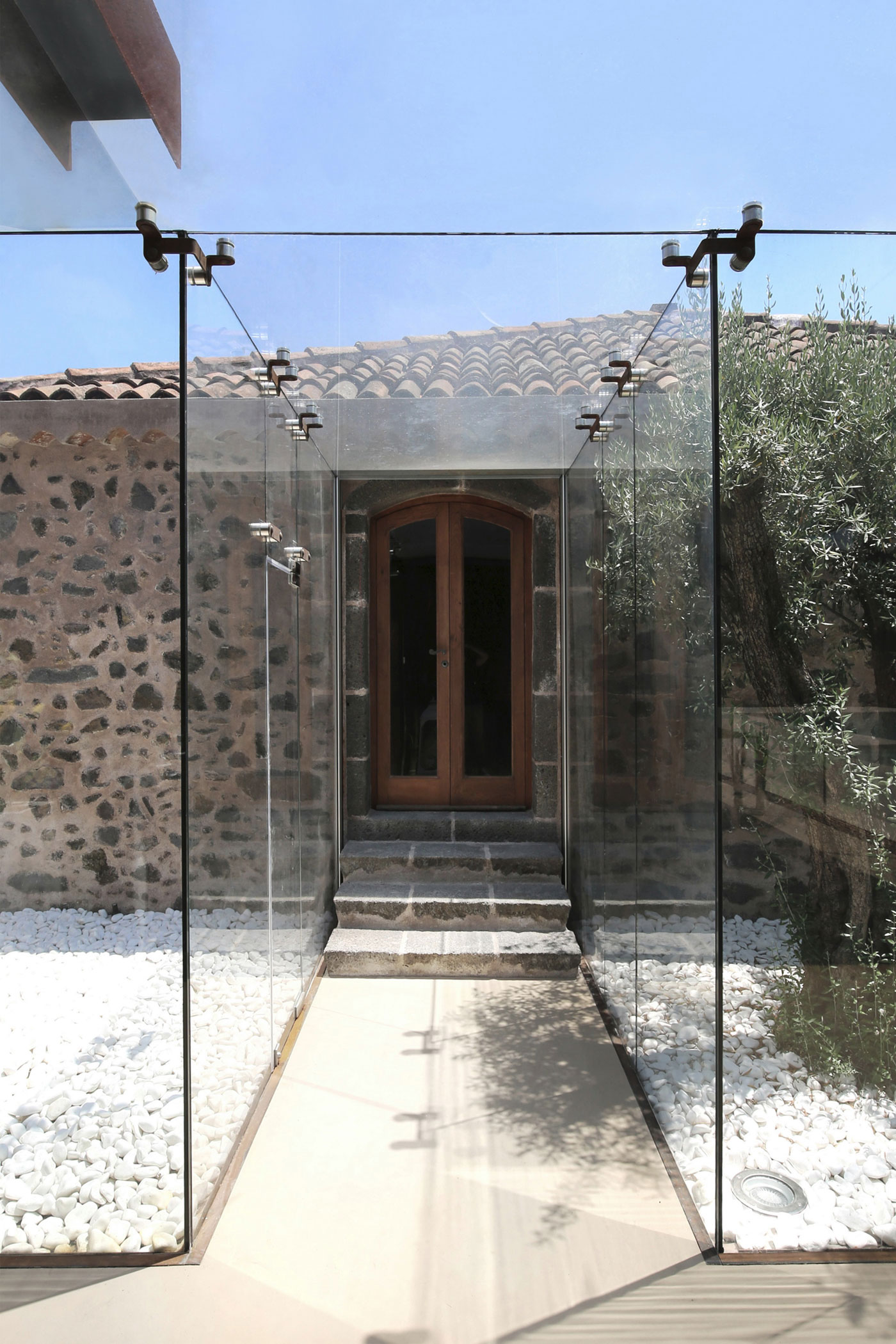 A Spacious Contemporary Home with Large Infinity Pool in Viagrande, Italy by ACA Amore Campione Architettura (16)