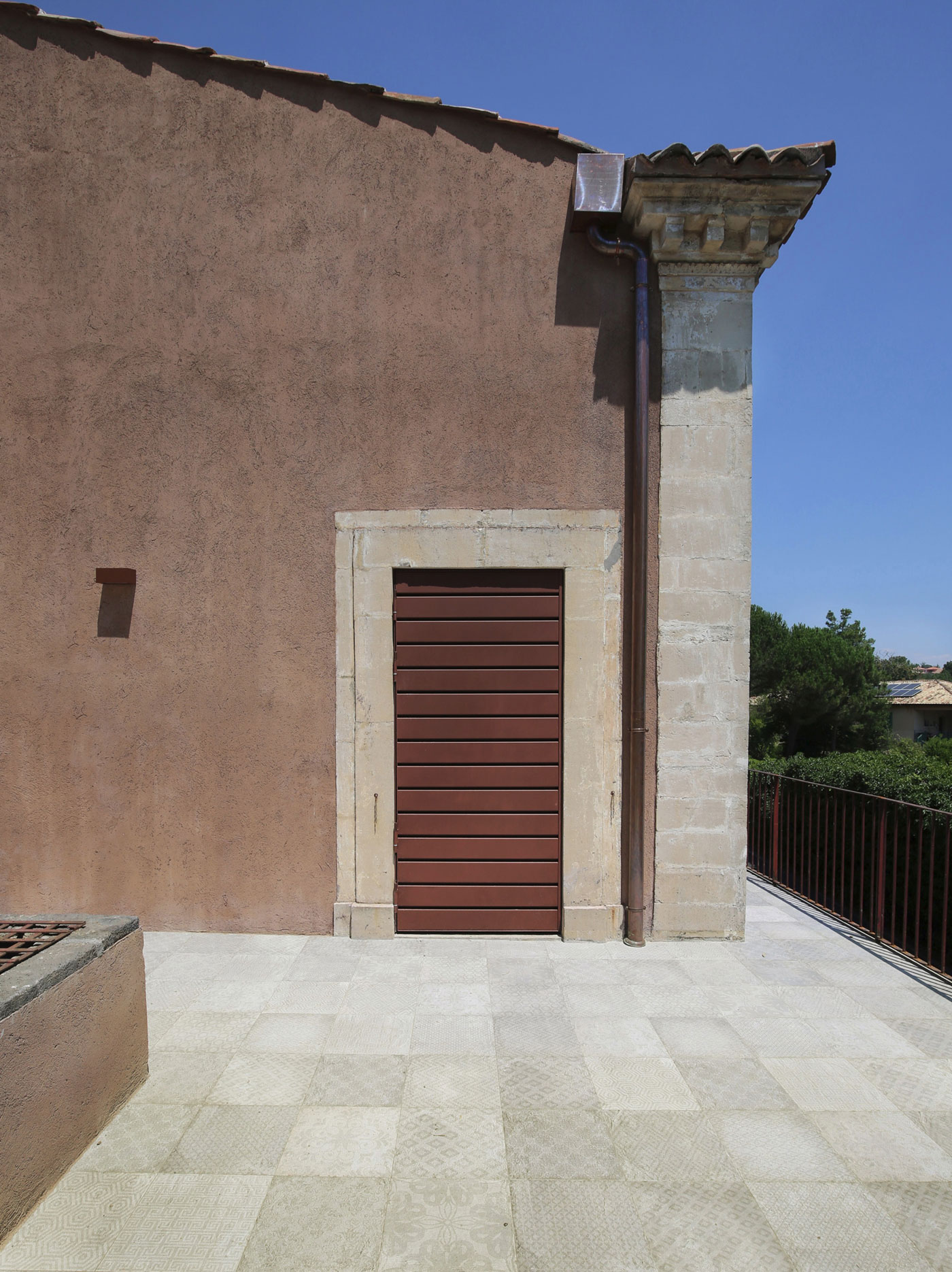 A Spacious Contemporary Home with Large Infinity Pool in Viagrande, Italy by ACA Amore Campione Architettura (17)