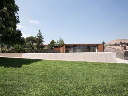 A Spacious Contemporary Home with Large Infinity Pool in Viagrande, Italy by ACA Amore Campione Architettura (2)