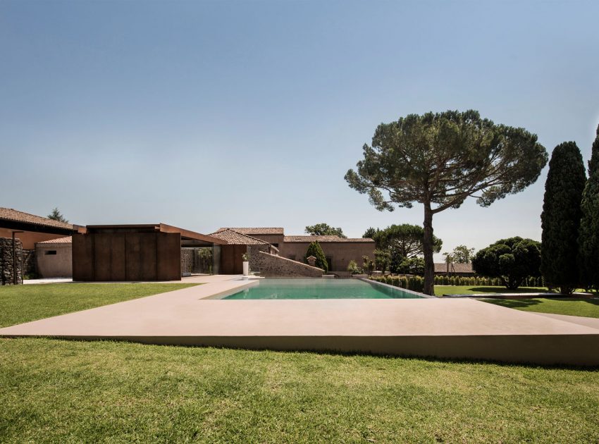 A Spacious Contemporary Home with Large Infinity Pool in Viagrande, Italy by ACA Amore Campione Architettura (3)