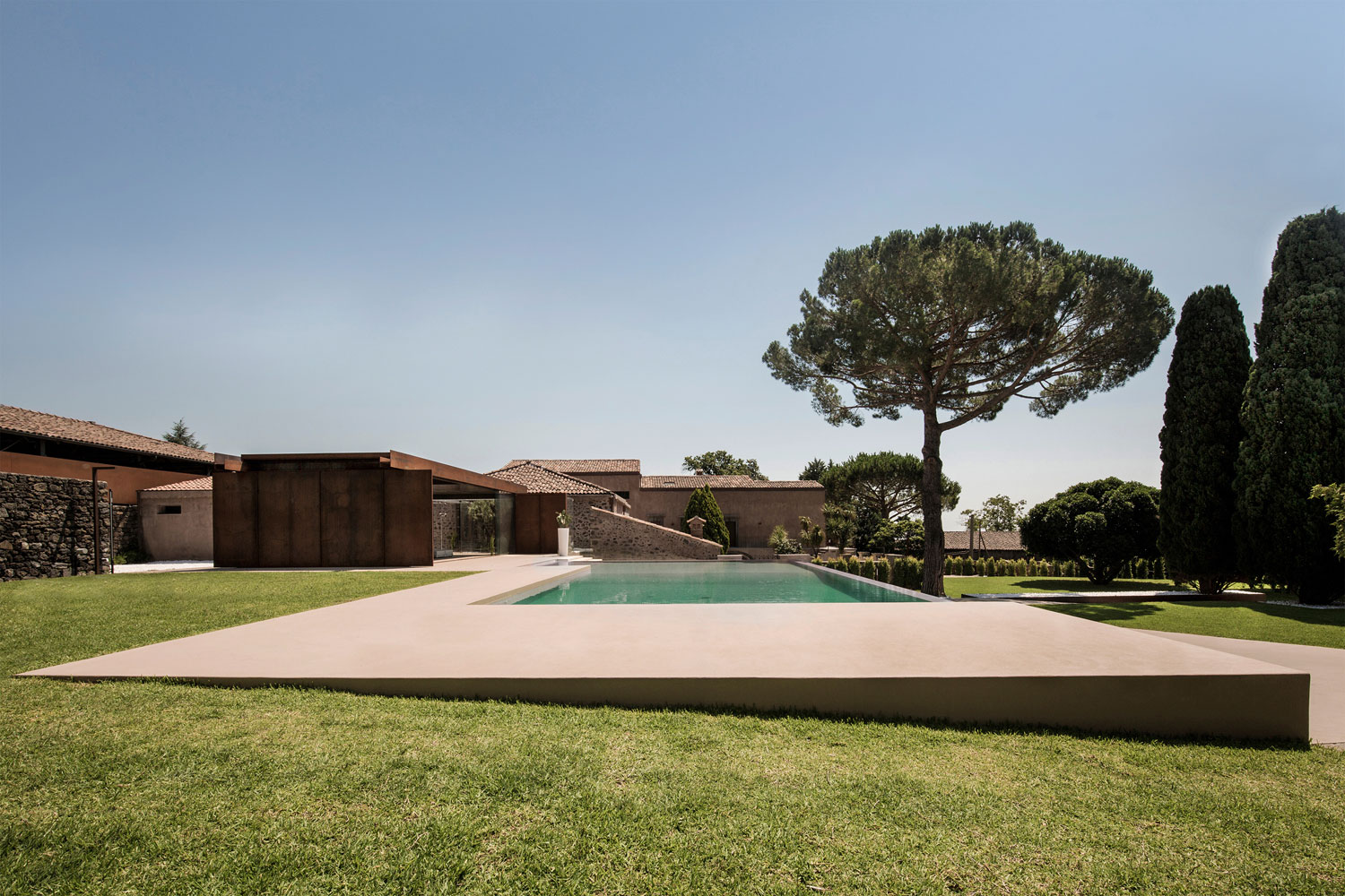 A Spacious Contemporary Home with Large Infinity Pool in Viagrande, Italy by ACA Amore Campione Architettura (3)