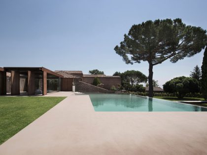 A Spacious Contemporary Home with Large Infinity Pool in Viagrande, Italy by ACA Amore Campione Architettura (4)