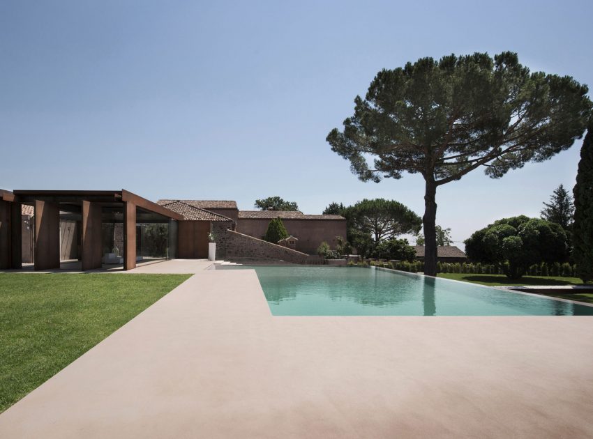 A Spacious Contemporary Home with Large Infinity Pool in Viagrande, Italy by ACA Amore Campione Architettura (4)