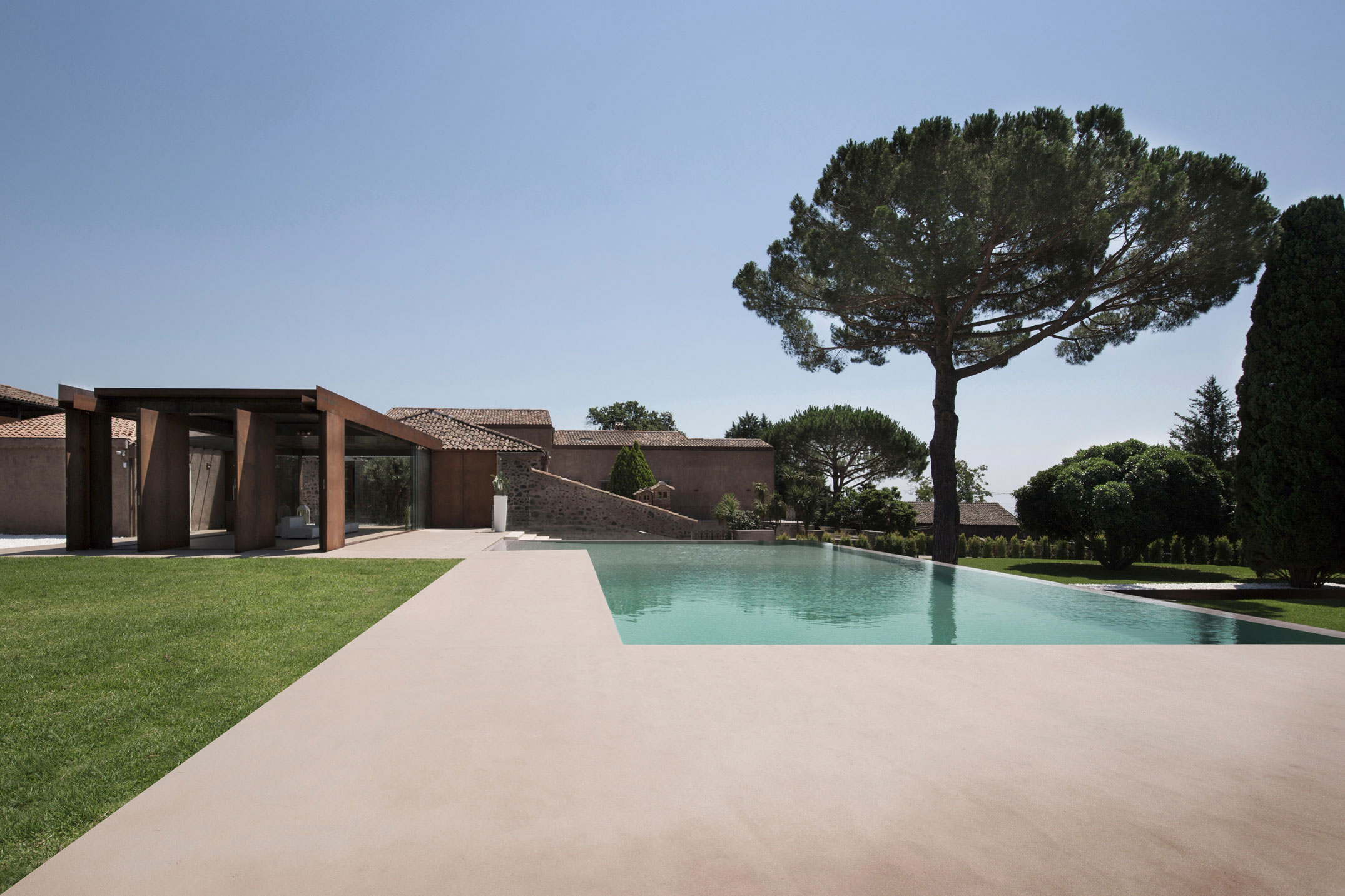 A Spacious Contemporary Home with Large Infinity Pool in Viagrande, Italy by ACA Amore Campione Architettura (4)
