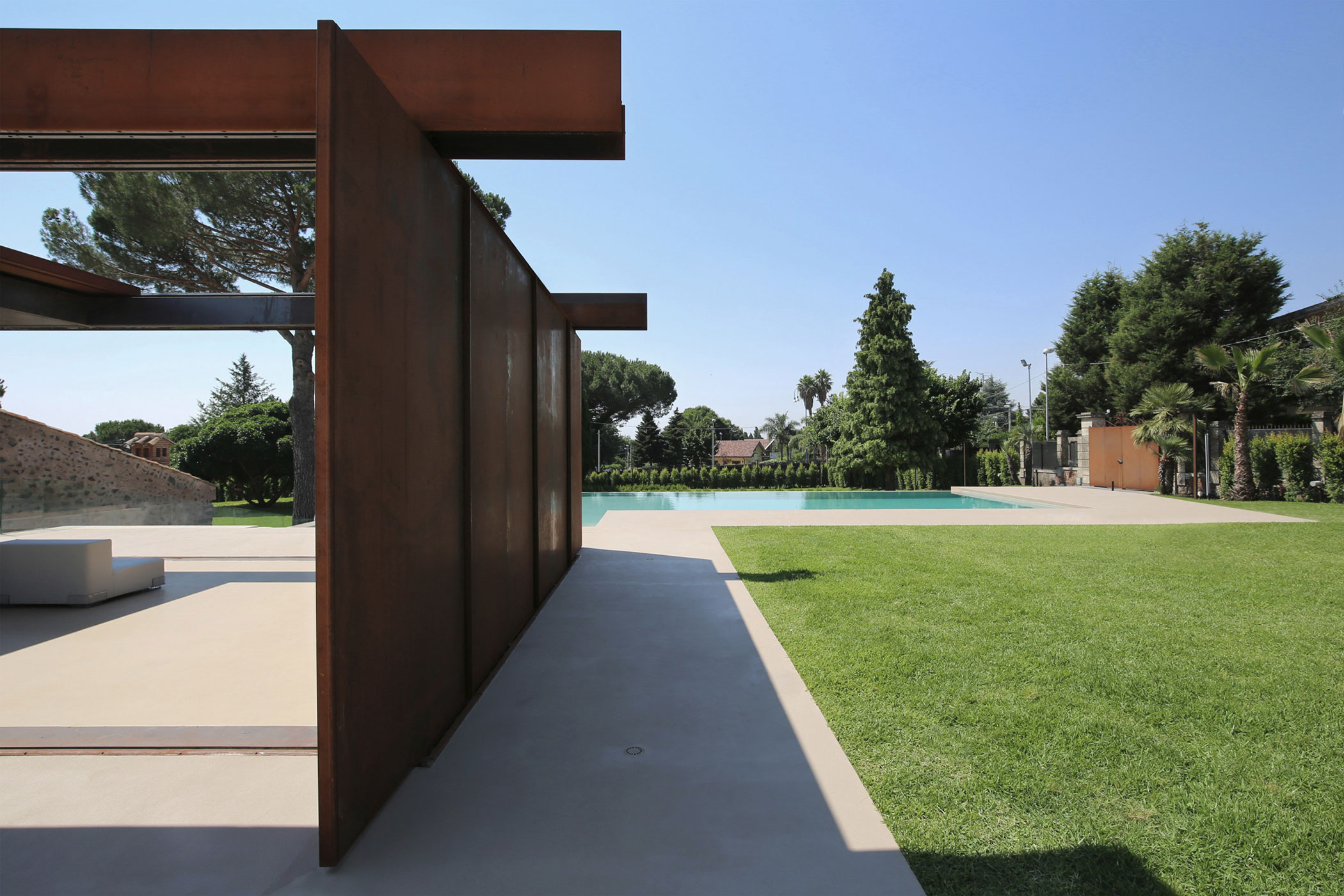 A Spacious Contemporary Home with Large Infinity Pool in Viagrande, Italy by ACA Amore Campione Architettura (8)
