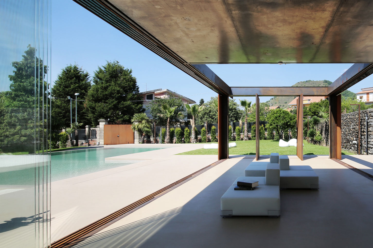 A Spacious Contemporary Home with Large Infinity Pool in Viagrande, Italy by ACA Amore Campione Architettura (9)