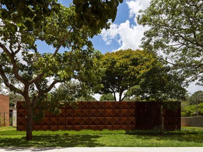 A Spacious Contemporary Home with Stylish Interiors in Brasilia by ATRIA Arquitetos (1)