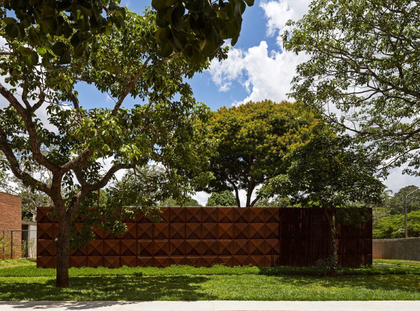 A Spacious Contemporary Home with Stylish Interiors in Brasilia by ATRIA Arquitetos (1)