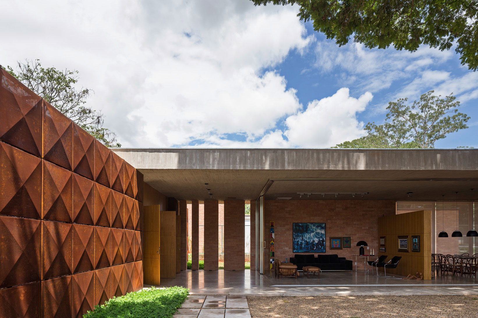 A Spacious Contemporary Home with Stylish Interiors in Brasilia by ATRIA Arquitetos (11)