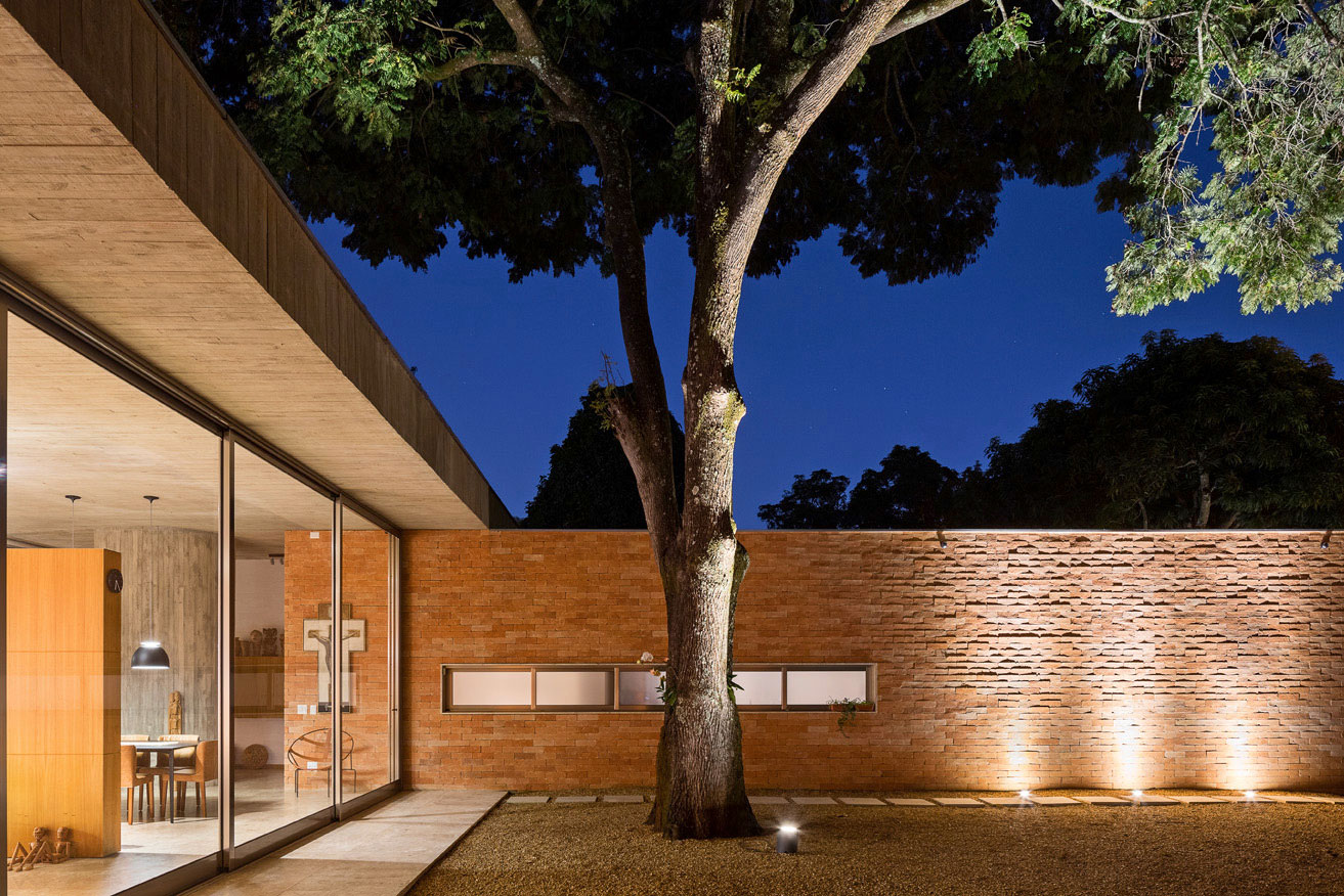 A Spacious Contemporary Home with Stylish Interiors in Brasilia by ATRIA Arquitetos (19)