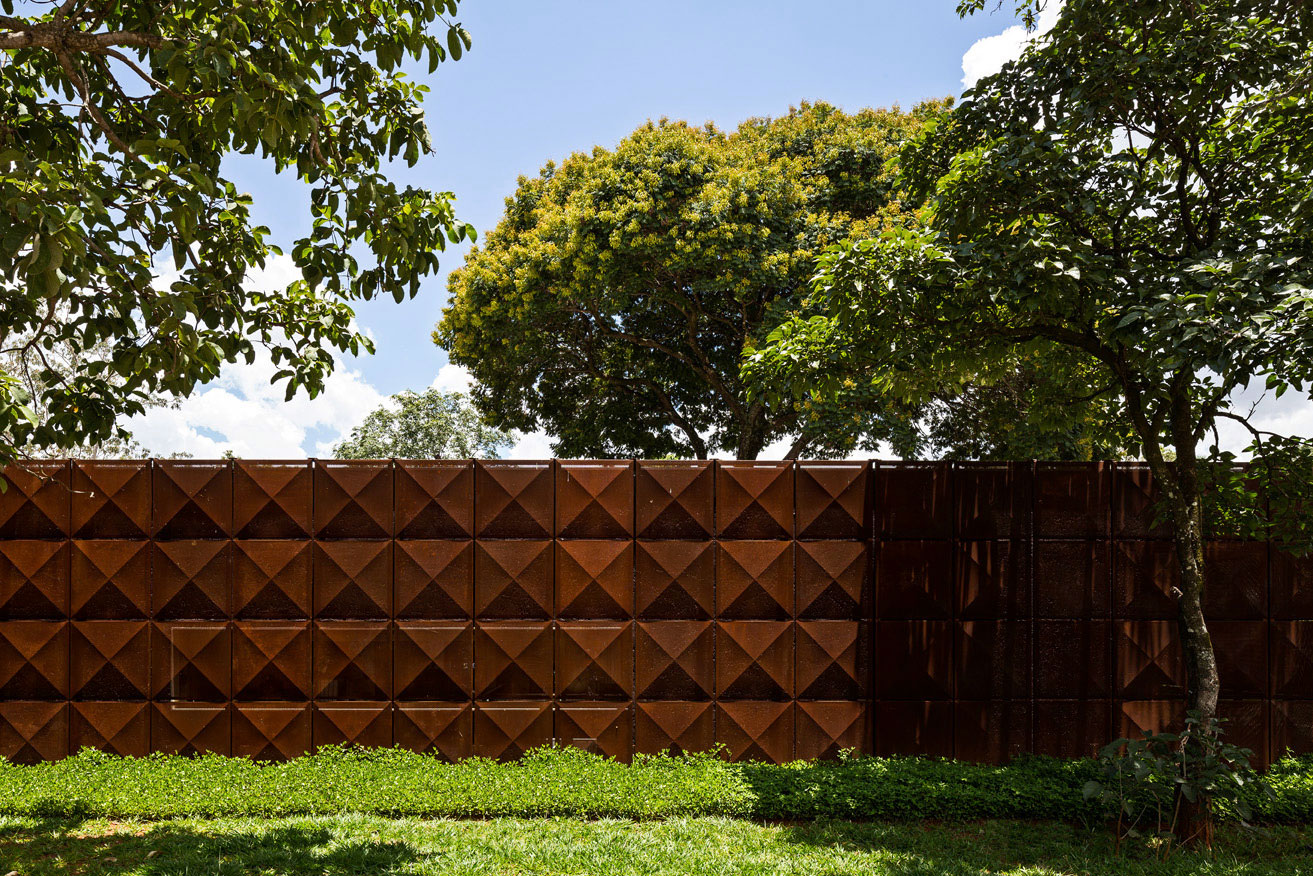A Spacious Contemporary Home with Stylish Interiors in Brasilia by ATRIA Arquitetos (2)