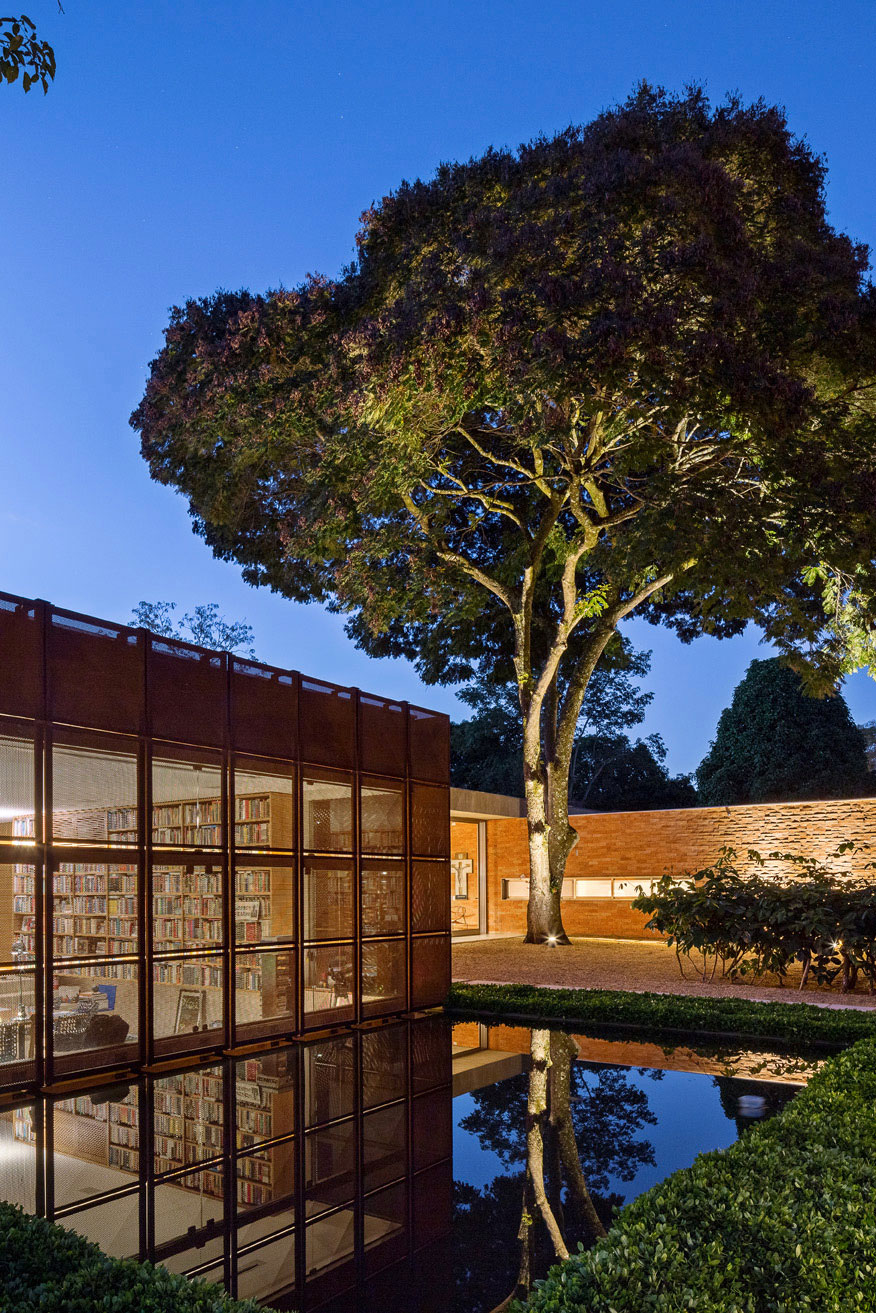 A Spacious Contemporary Home with Stylish Interiors in Brasilia by ATRIA Arquitetos (21)