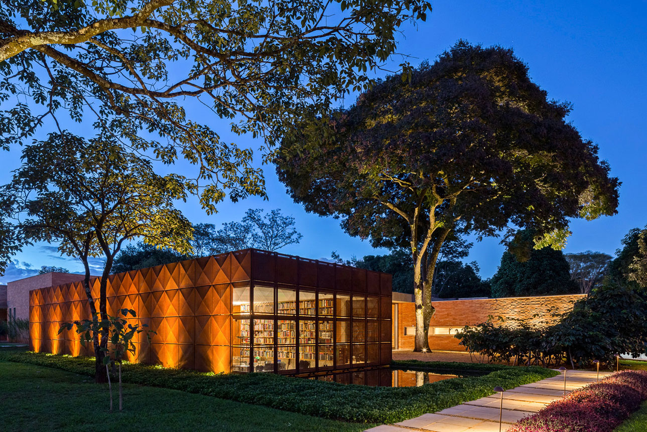 A Spacious Contemporary Home with Stylish Interiors in Brasilia by ATRIA Arquitetos (22)