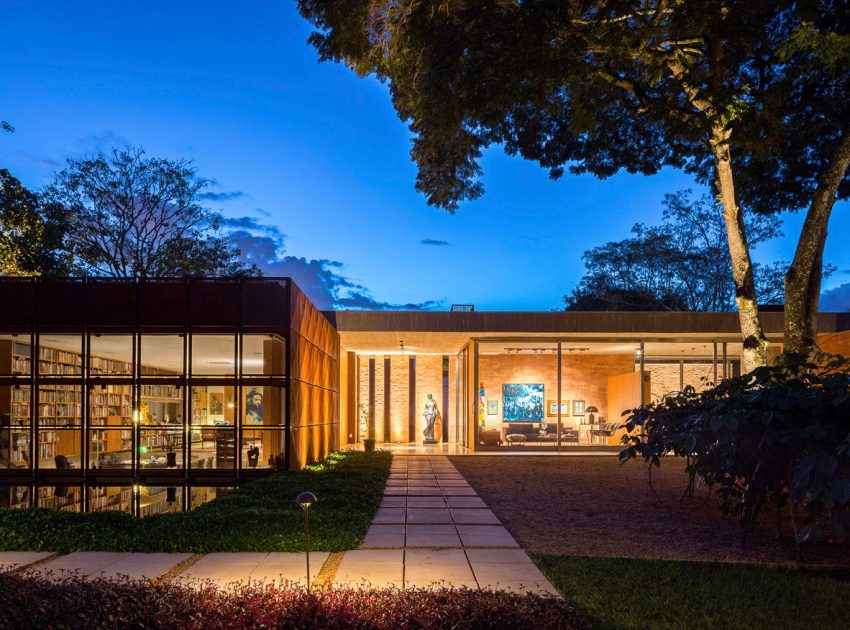 A Spacious Contemporary Home with Stylish Interiors in Brasilia by ATRIA Arquitetos (26)