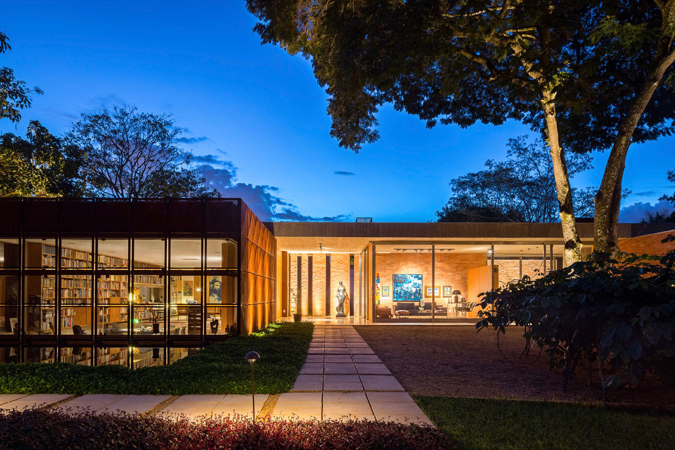 A Spacious Contemporary Home with Stylish Interiors in Brasilia by ATRIA Arquitetos (26)