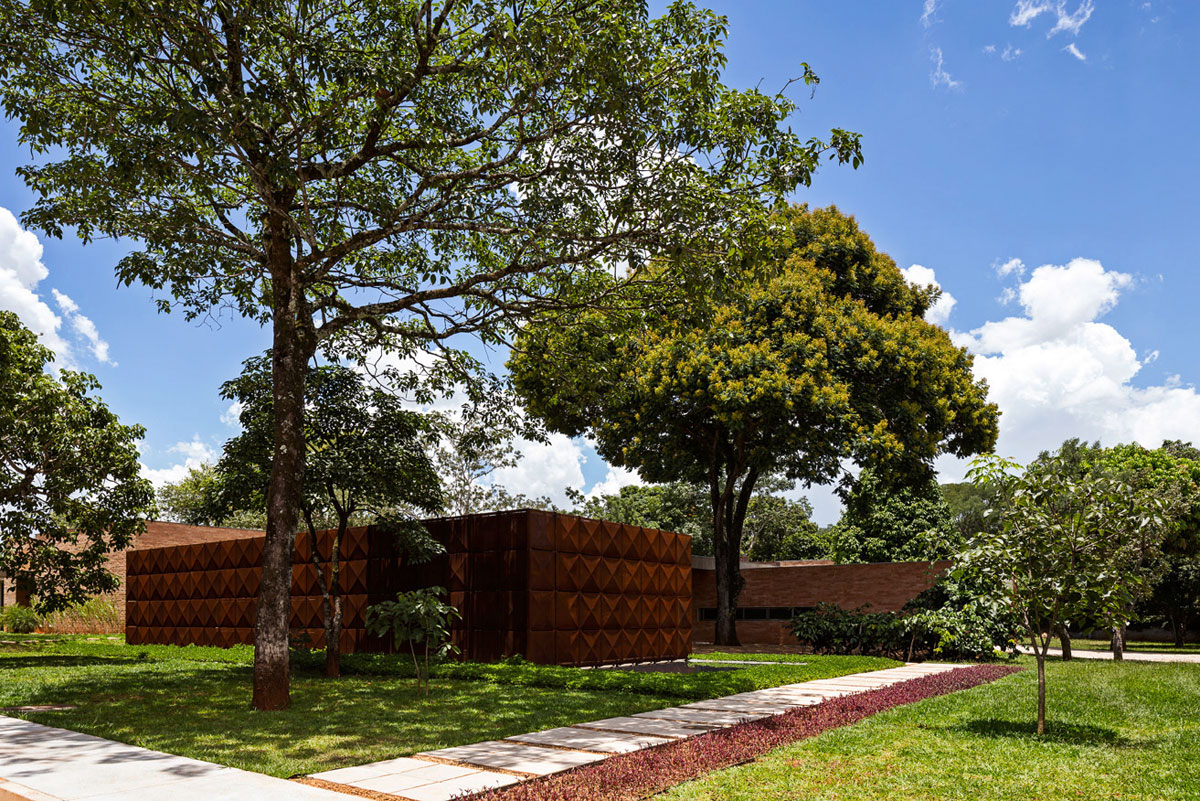 A Spacious Contemporary Home with Stylish Interiors in Brasilia by ATRIA Arquitetos (3)