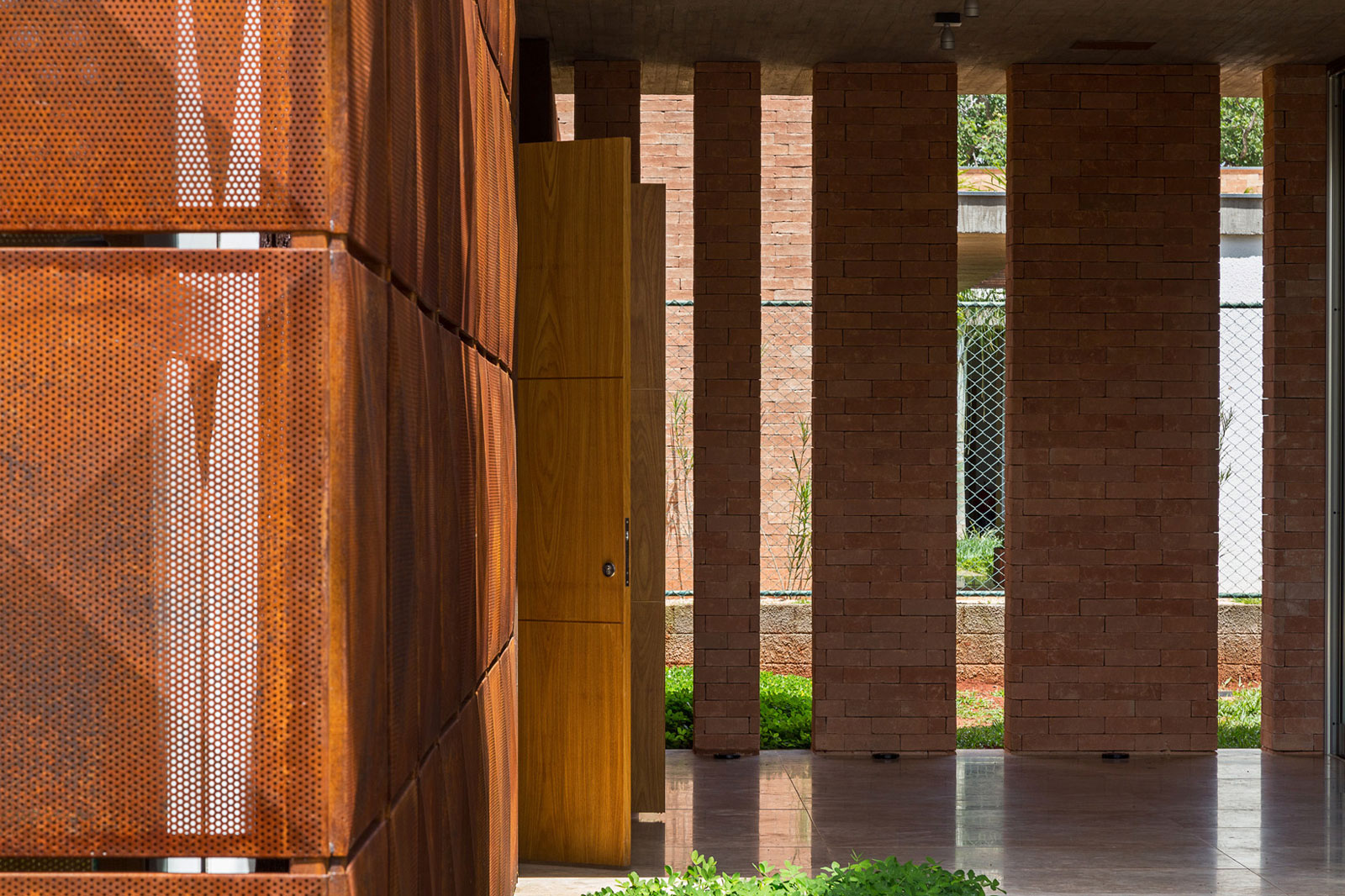 A Spacious Contemporary Home with Stylish Interiors in Brasilia by ATRIA Arquitetos (8)