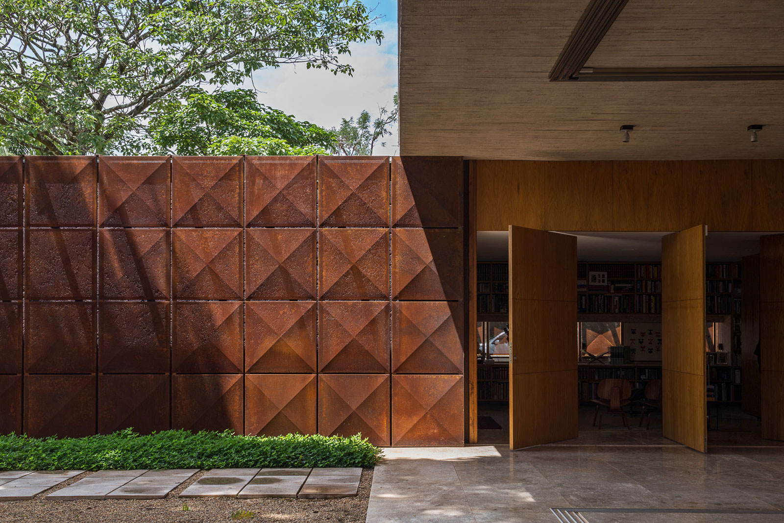 A Spacious Contemporary Home with Stylish Interiors in Brasilia by ATRIA Arquitetos (9)