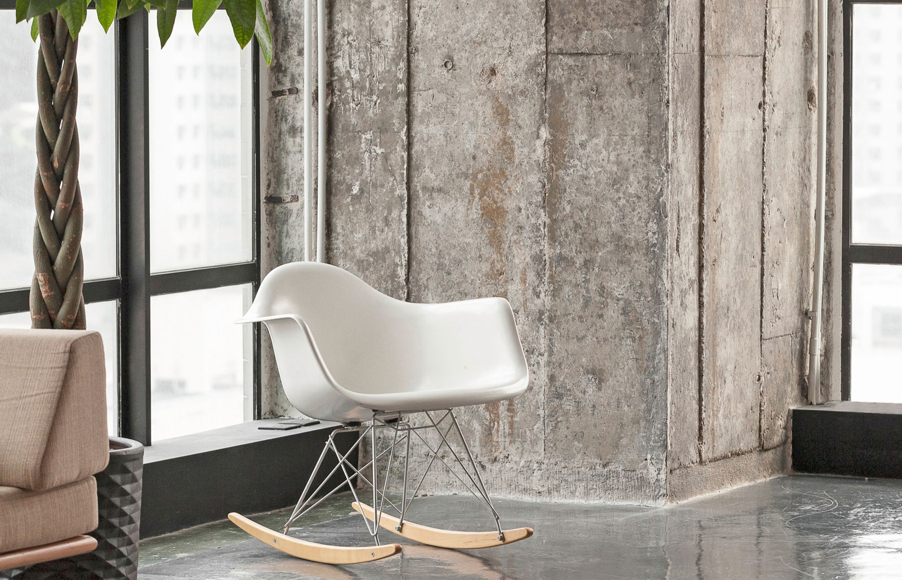 A Spacious Contemporary Loft for an Art Collector in Chai Wan, Hong Kong by Mass Operations (10)