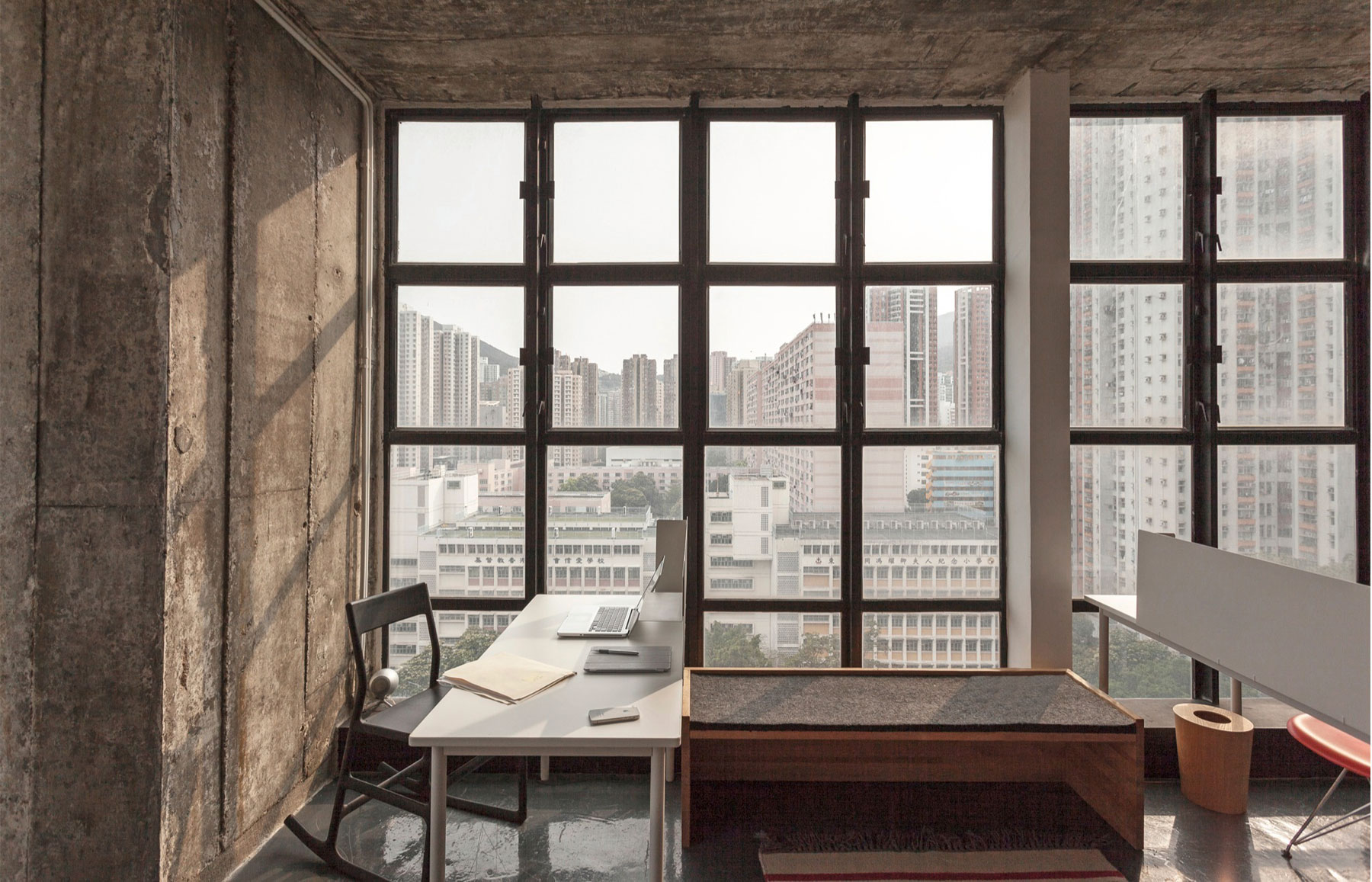 A Spacious Contemporary Loft for an Art Collector in Chai Wan, Hong Kong by Mass Operations (11)
