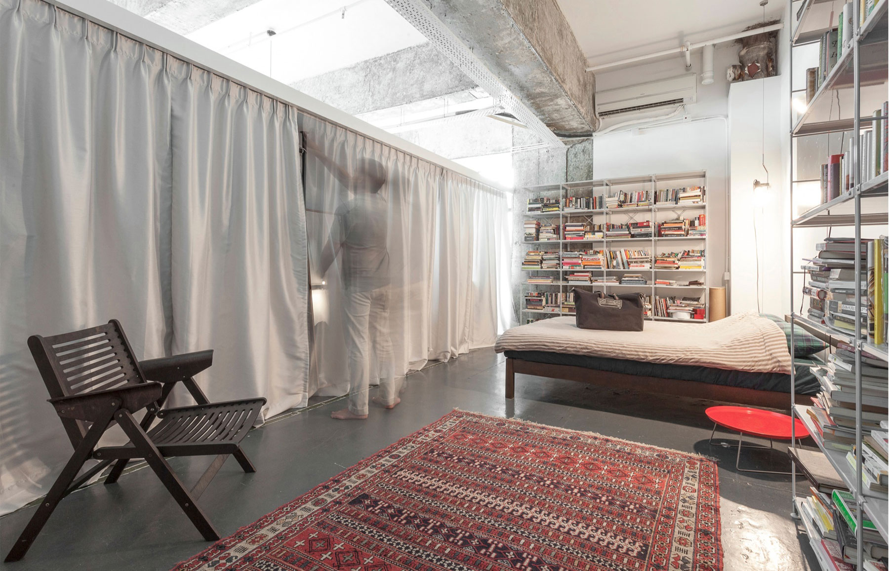 A Spacious Contemporary Loft for an Art Collector in Chai Wan, Hong Kong by Mass Operations (13)