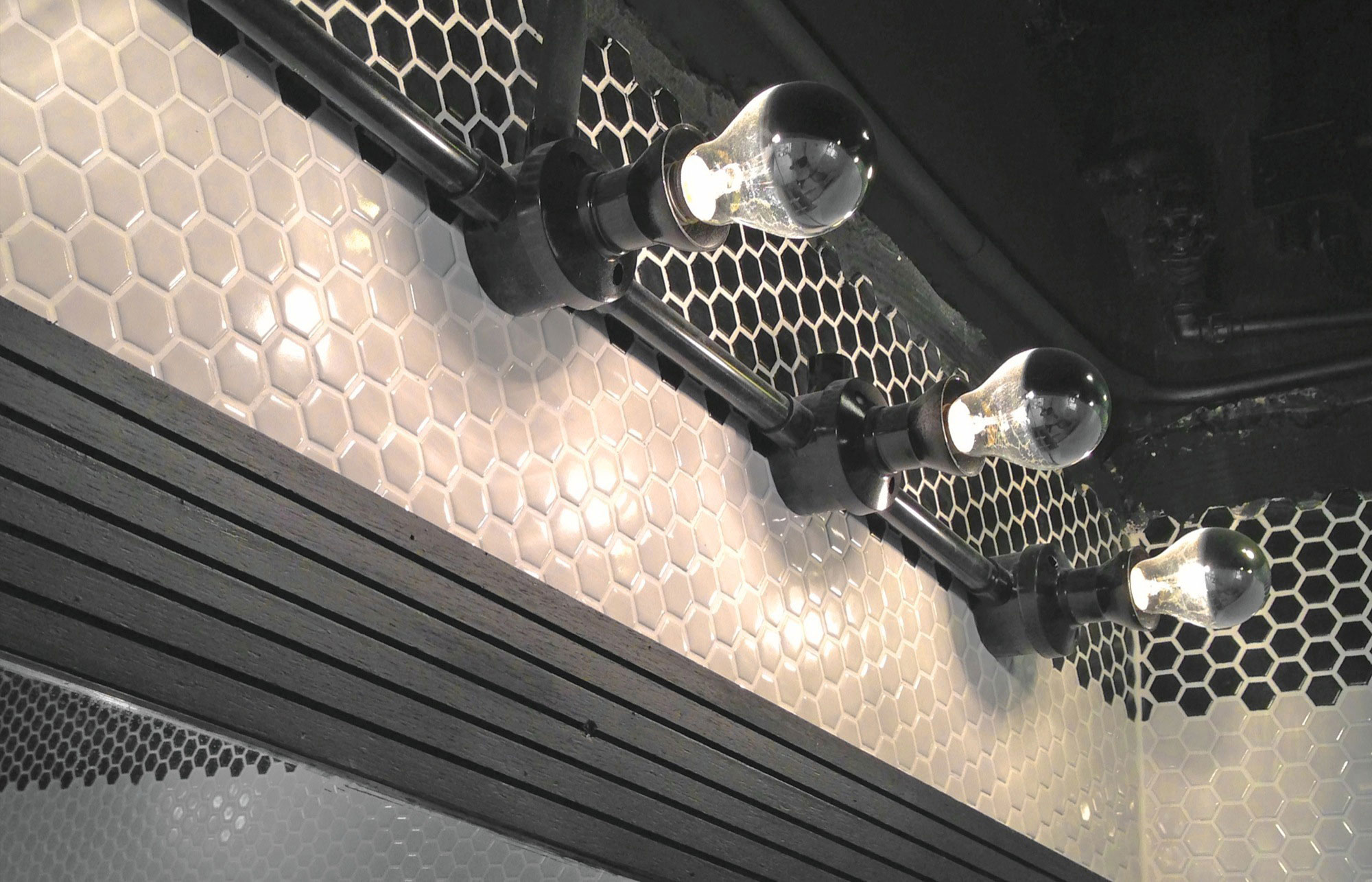 A Spacious Contemporary Loft for an Art Collector in Chai Wan, Hong Kong by Mass Operations (16)