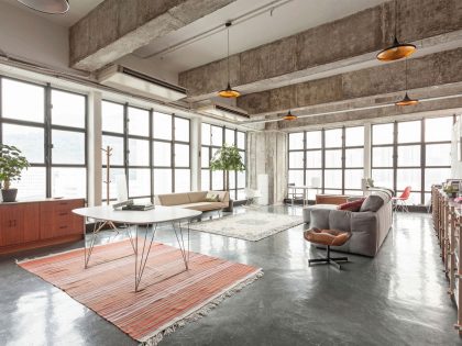 A Spacious Contemporary Loft for an Art Collector in Chai Wan, Hong Kong by Mass Operations (2)