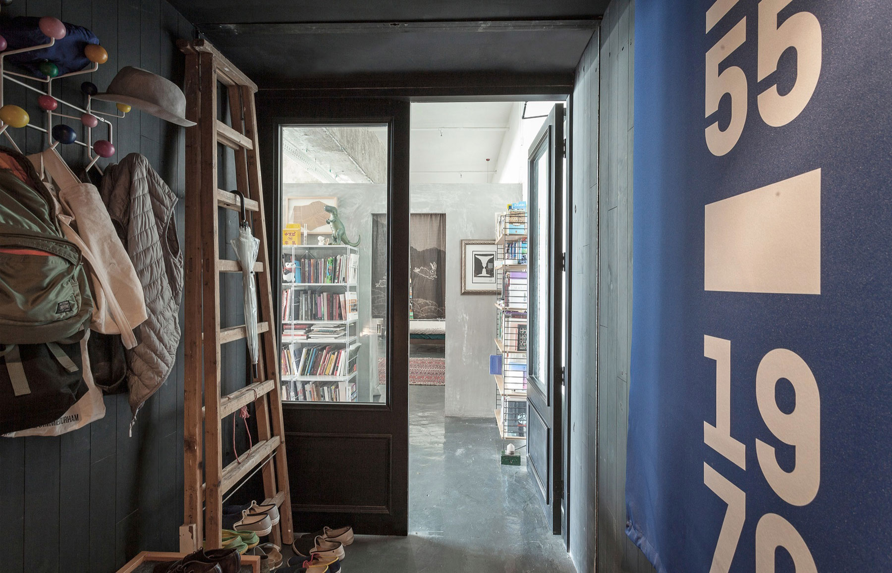 A Spacious Contemporary Loft for an Art Collector in Chai Wan, Hong Kong by Mass Operations (5)