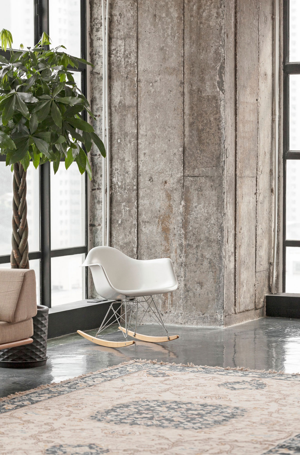 A Spacious Contemporary Loft for an Art Collector in Chai Wan, Hong Kong by Mass Operations (9)