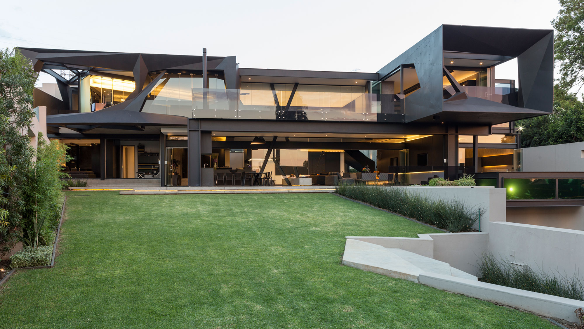 A Spacious Modern Home Made of Steel, Glass and Concrete in Bedfordview by Nico van der Meulen Architects (1)