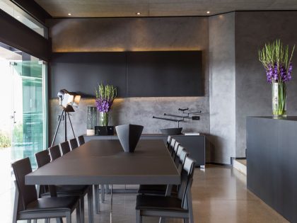 A Spacious Modern Home Made of Steel, Glass and Concrete in Bedfordview by Nico van der Meulen Architects (14)