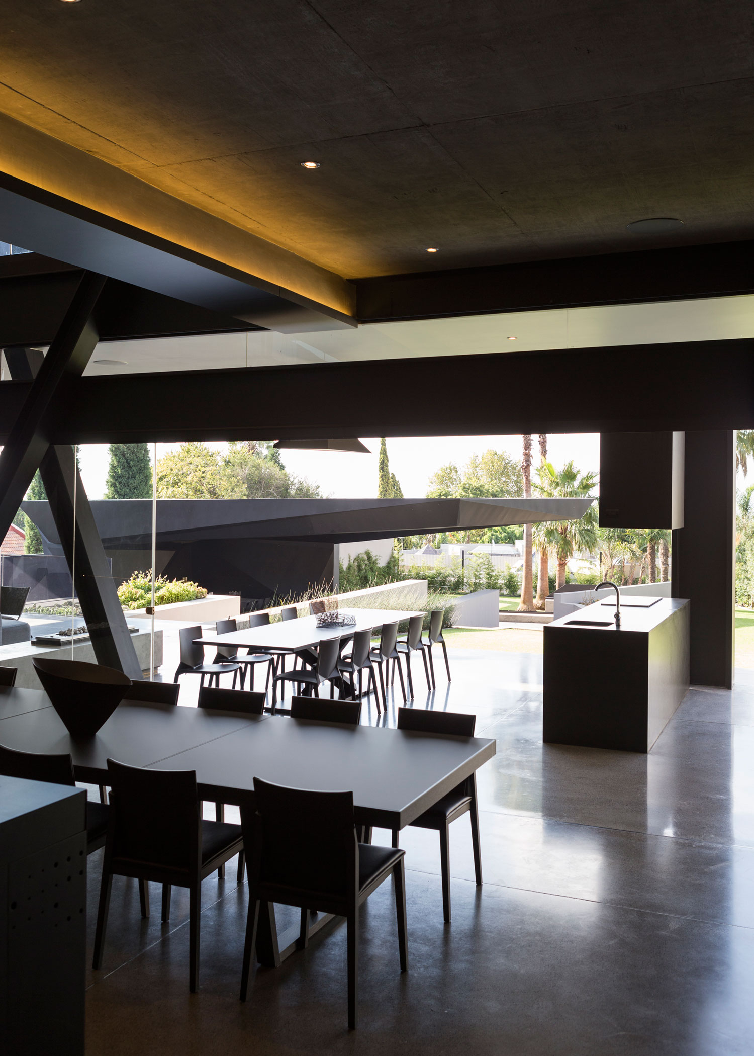 A Spacious Modern Home Made of Steel, Glass and Concrete in Bedfordview by Nico van der Meulen Architects (16)