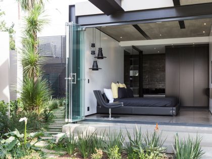 A Spacious Modern Home Made of Steel, Glass and Concrete in Bedfordview by Nico van der Meulen Architects (23)
