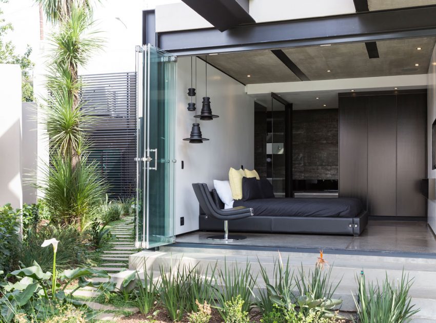 A Spacious Modern Home Made of Steel, Glass and Concrete in Bedfordview by Nico van der Meulen Architects (23)