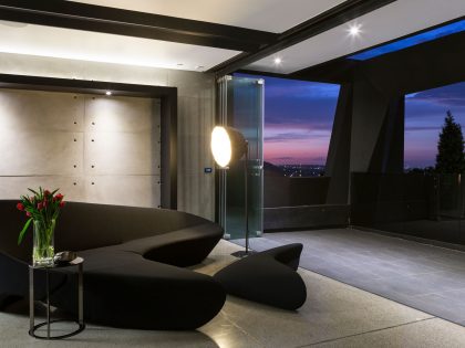 A Spacious Modern Home Made of Steel, Glass and Concrete in Bedfordview by Nico van der Meulen Architects (29)
