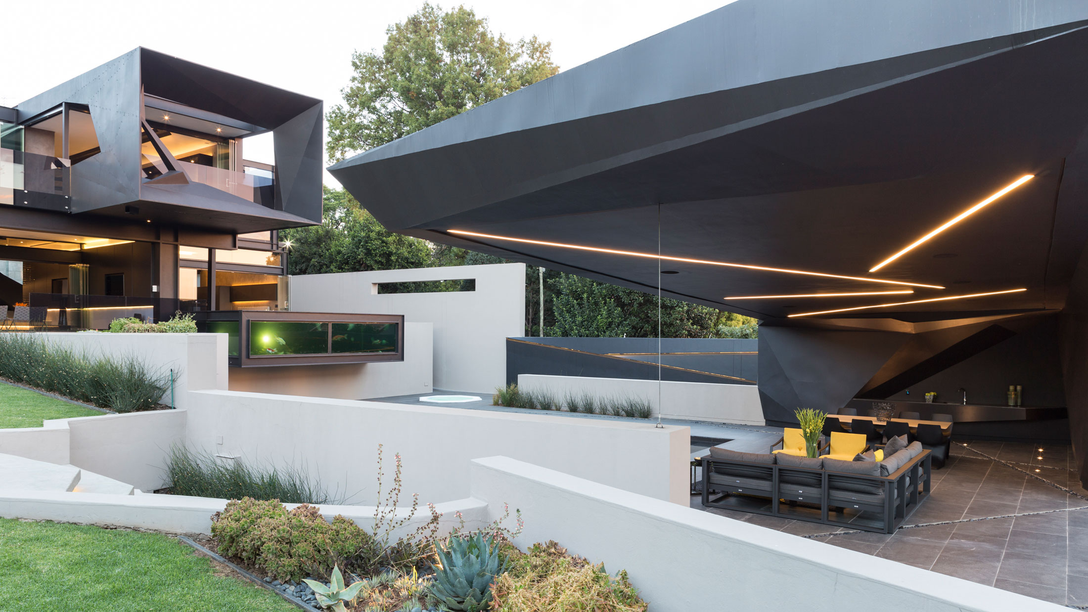 A Spacious Modern Home Made of Steel, Glass and Concrete in Bedfordview by Nico van der Meulen Architects (3)