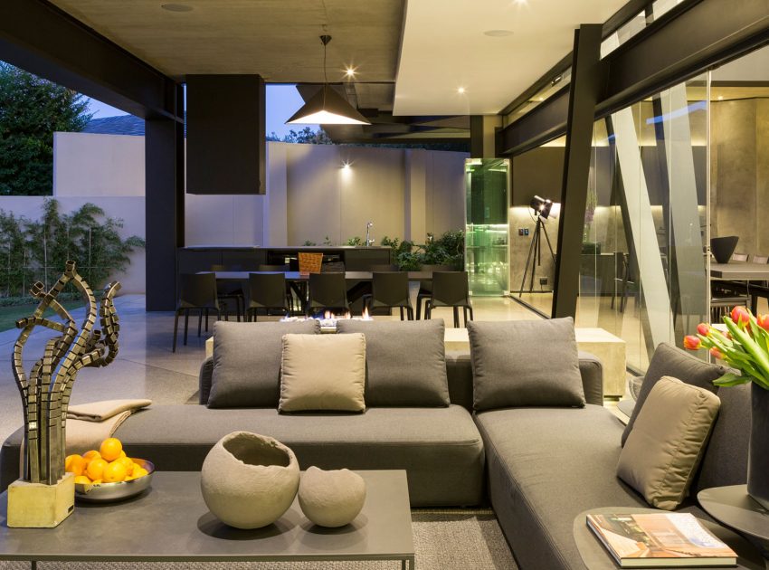 A Spacious Modern Home Made of Steel, Glass and Concrete in Bedfordview by Nico van der Meulen Architects (32)