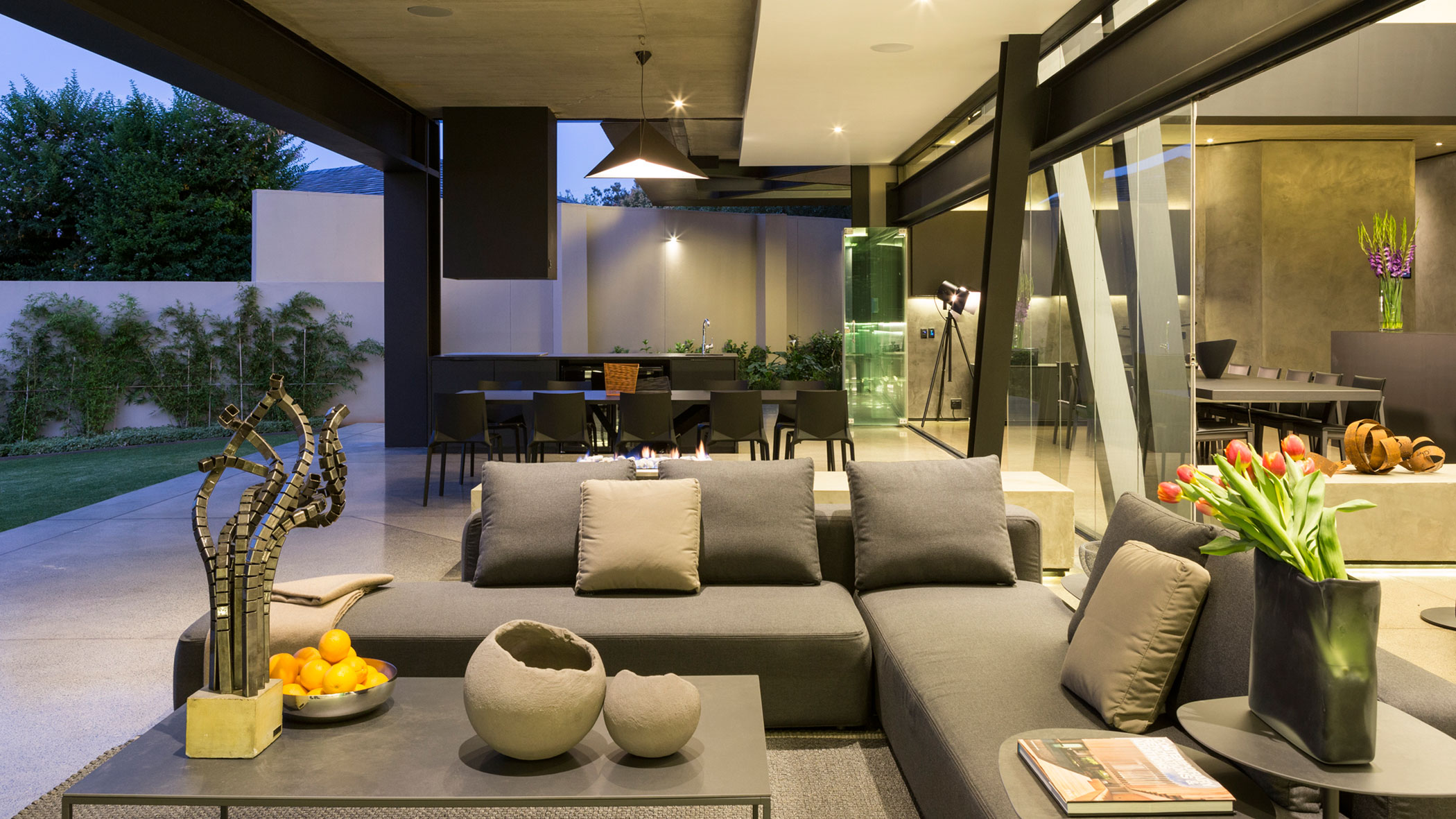 A Spacious Modern Home Made of Steel, Glass and Concrete in Bedfordview by Nico van der Meulen Architects (32)