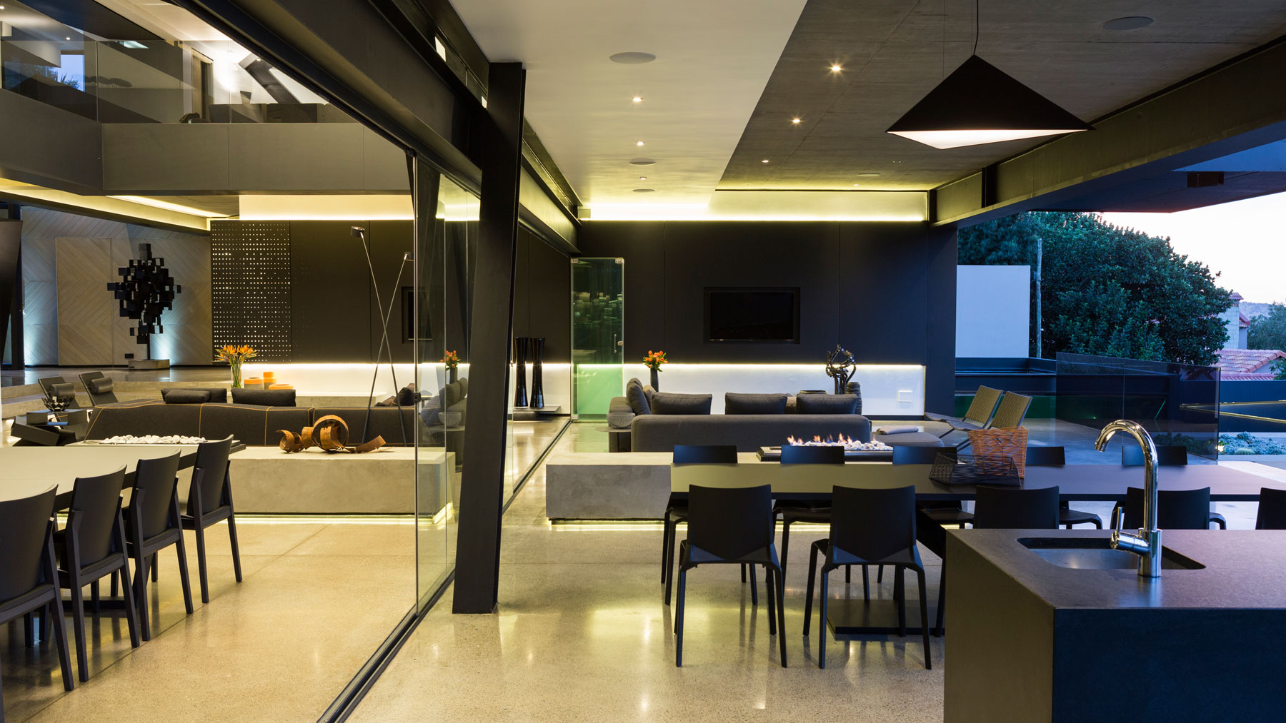 A Spacious Modern Home Made of Steel, Glass and Concrete in Bedfordview by Nico van der Meulen Architects (34)