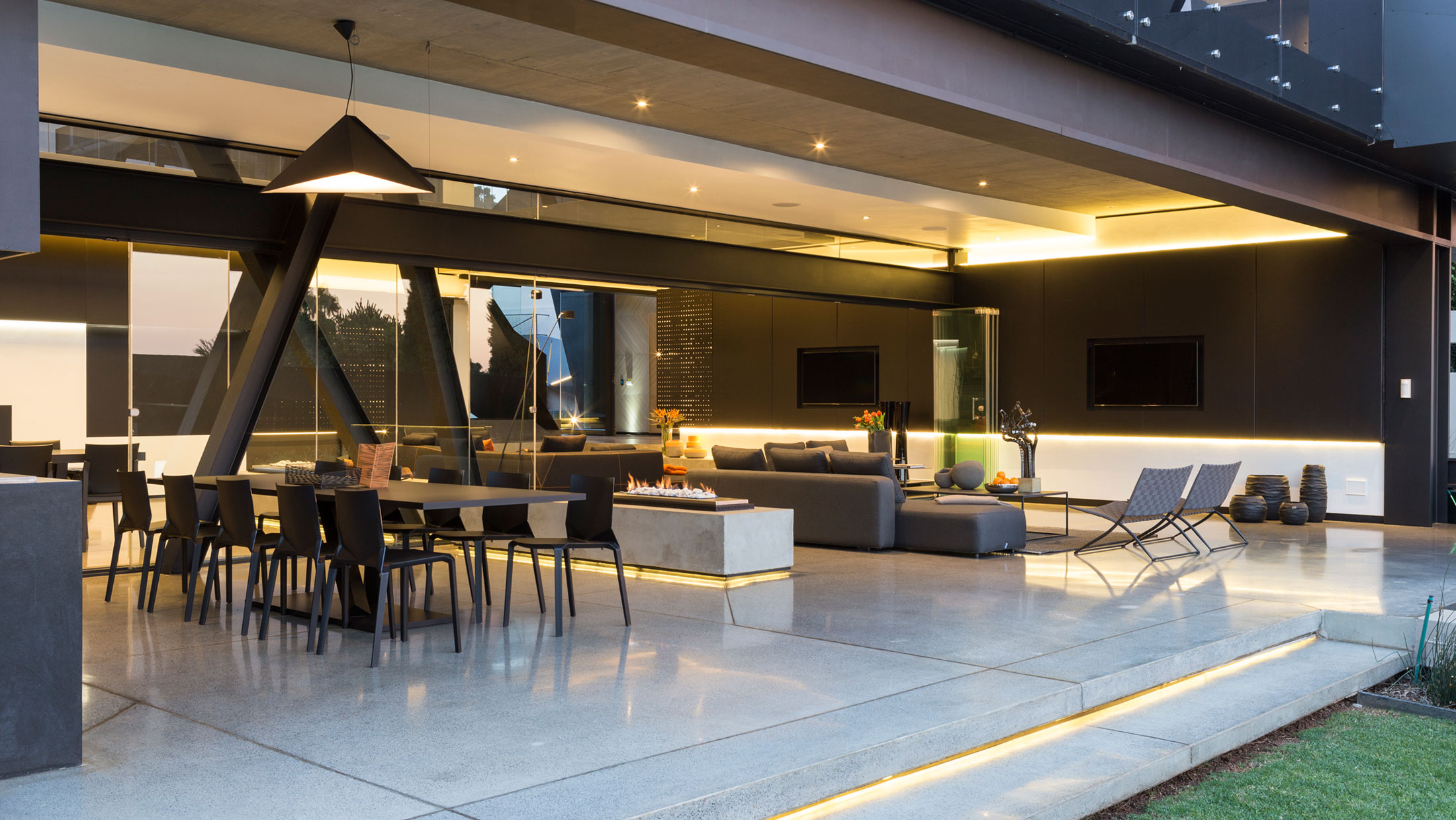 A Spacious Modern Home Made of Steel, Glass and Concrete in Bedfordview by Nico van der Meulen Architects (35)
