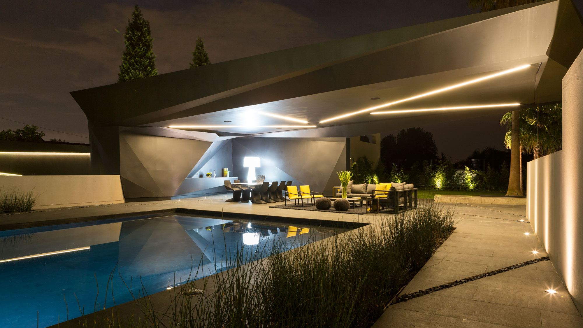 A Spacious Modern Home Made of Steel, Glass and Concrete in Bedfordview by Nico van der Meulen Architects (37)
