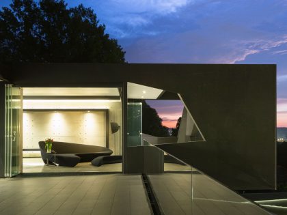 A Spacious Modern Home Made of Steel, Glass and Concrete in Bedfordview by Nico van der Meulen Architects (38)