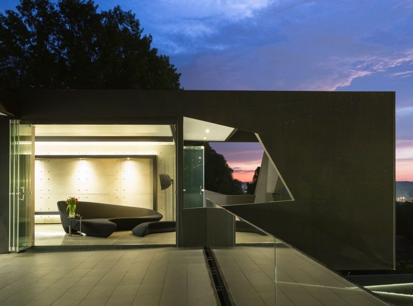 A Spacious Modern Home Made of Steel, Glass and Concrete in Bedfordview by Nico van der Meulen Architects (38)