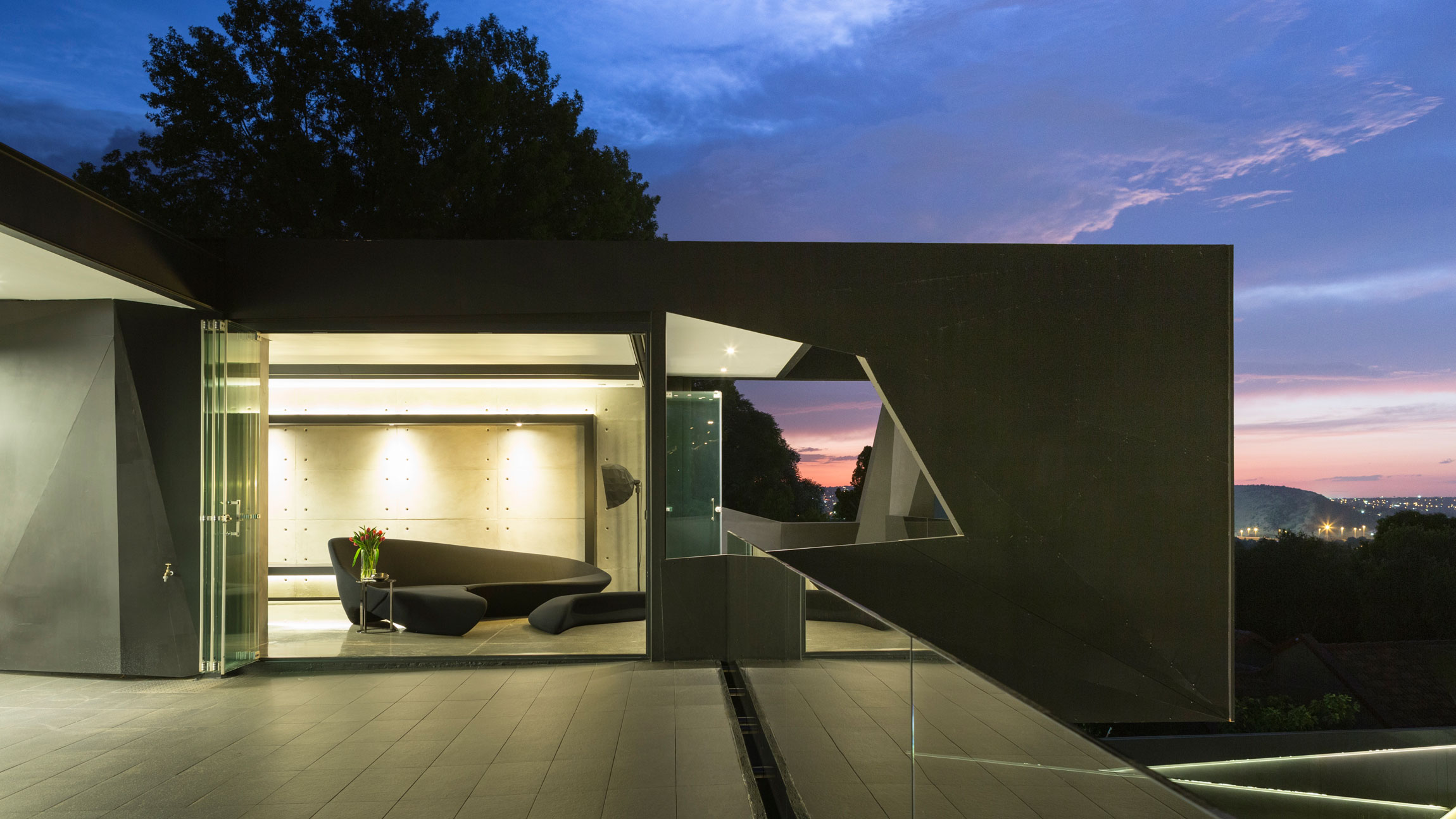 A Spacious Modern Home Made of Steel, Glass and Concrete in Bedfordview by Nico van der Meulen Architects (38)