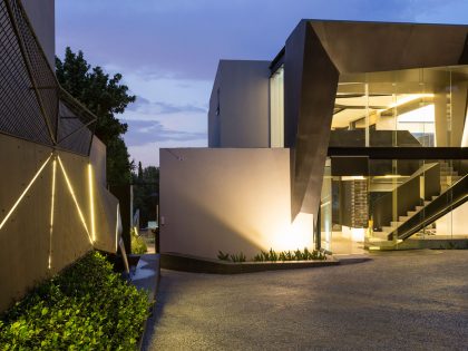 A Spacious Modern Home Made of Steel, Glass and Concrete in Bedfordview by Nico van der Meulen Architects (39)