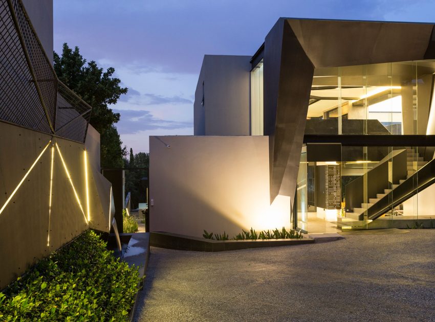 A Spacious Modern Home Made of Steel, Glass and Concrete in Bedfordview by Nico van der Meulen Architects (39)