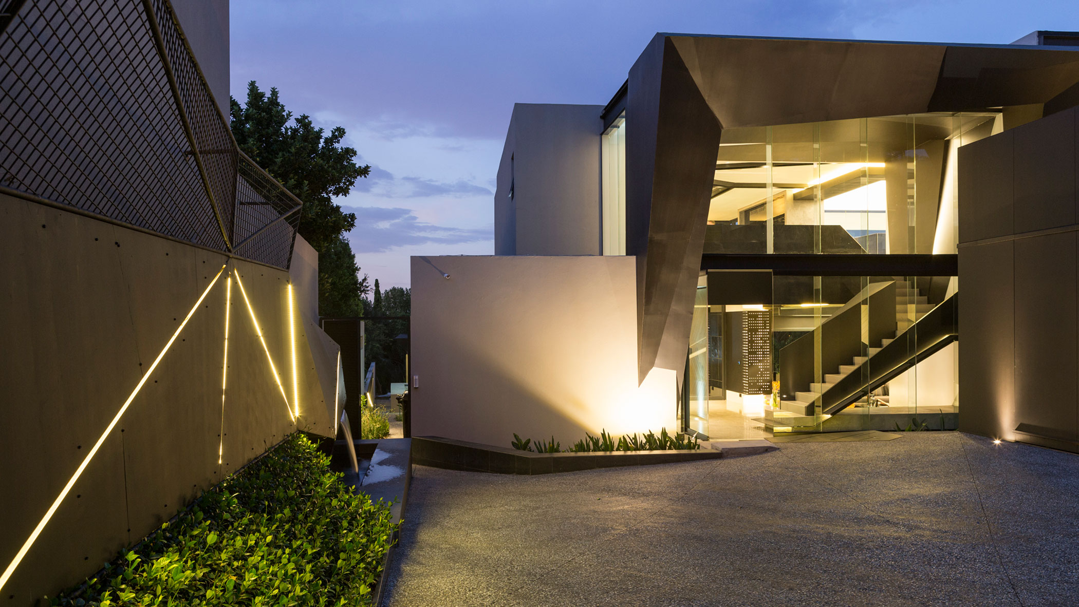 A Spacious Modern Home Made of Steel, Glass and Concrete in Bedfordview by Nico van der Meulen Architects (39)