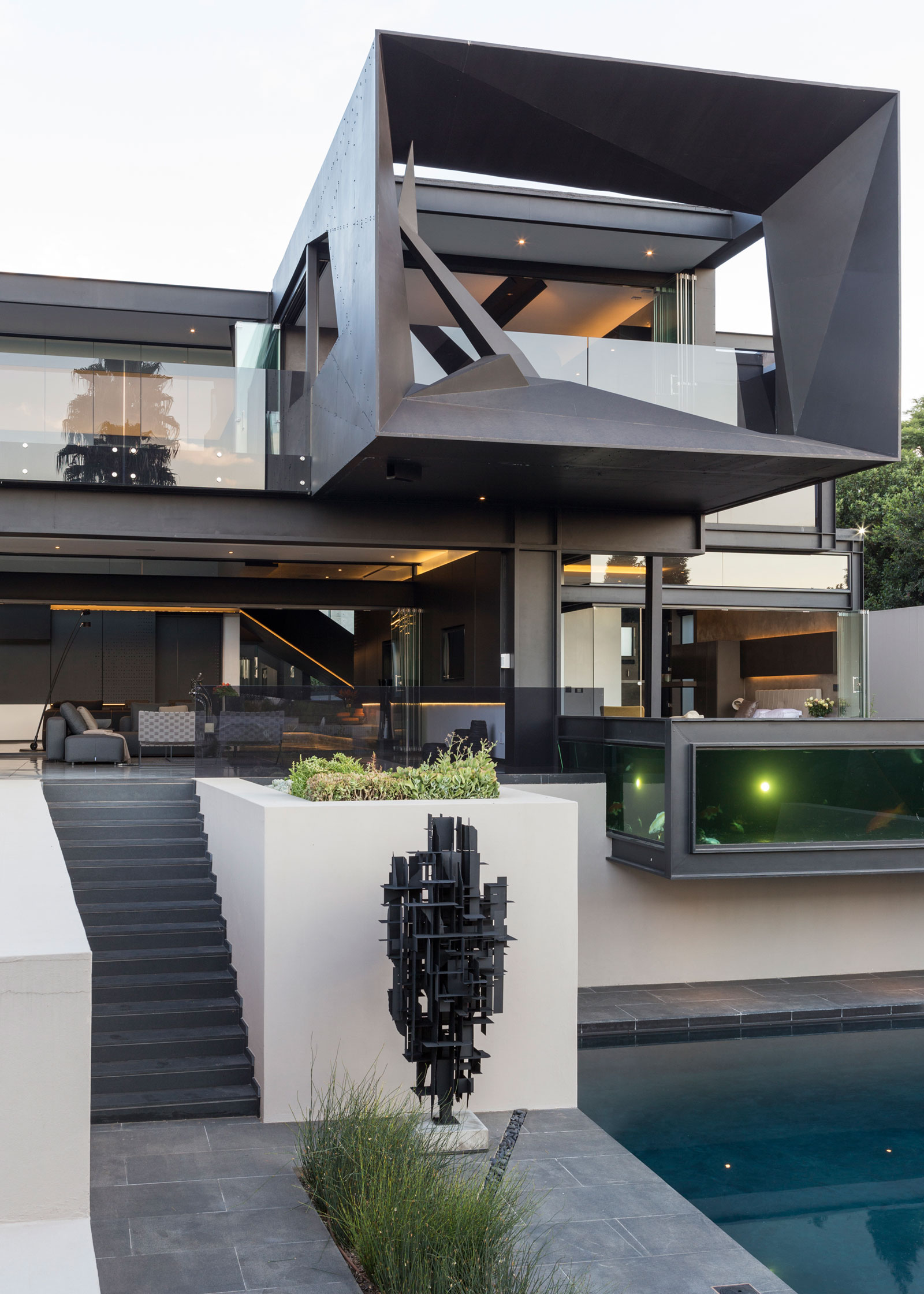 A Spacious Modern Home Made of Steel, Glass and Concrete in Bedfordview by Nico van der Meulen Architects (4)