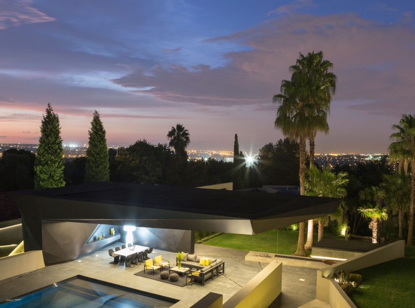 A Spacious Modern Home Made of Steel, Glass and Concrete in Bedfordview by Nico van der Meulen Architects (40)